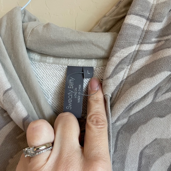 Sweaty Betty Light Grey Zebra Animal Print Essential Cropped Hoodie Women Large - Picture 5 of 9